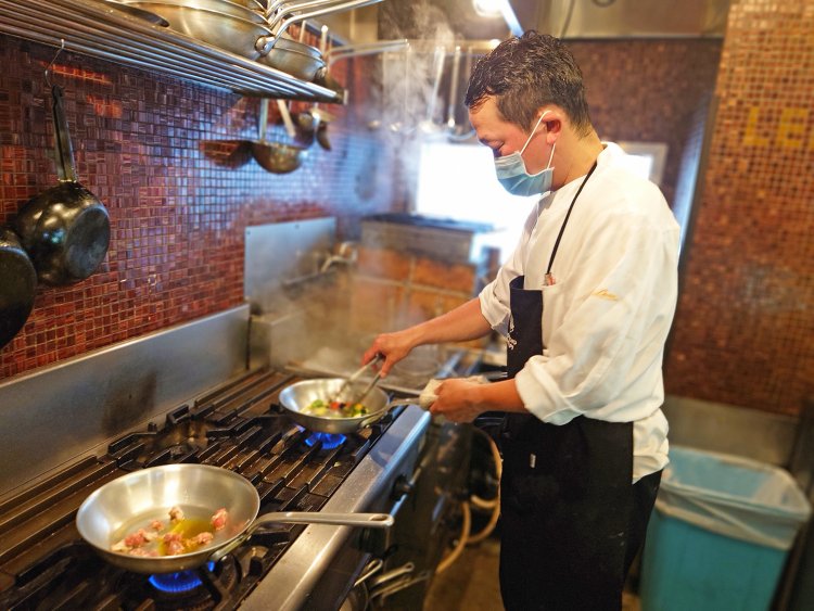 調理を1人でこなすシェフの巧みな腕さばきと無駄のない動きに目が釘付け。