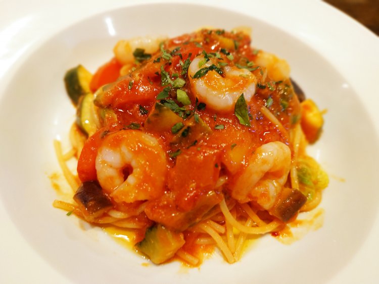 小エビと夏野菜のスパイシーなトマトソース カラブリア風パスタ。