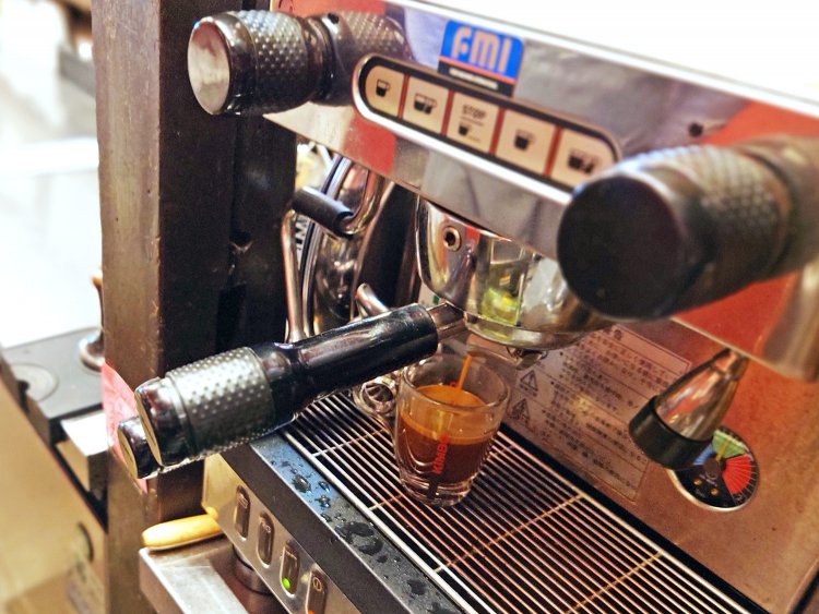 エスプレッソマシンで、クレマが立つ本格的なエスプレッソを抽出。