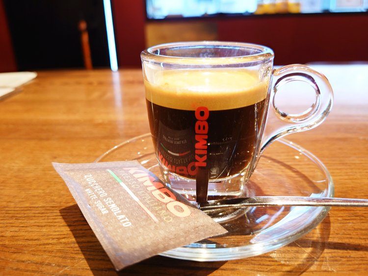 エスプレッソに砂糖を一袋。ビターな苦味と旨味のコク深い味わいに、なめらかな舌触り。