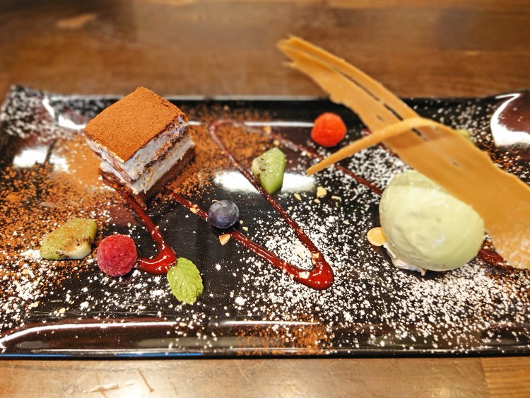 見た瞬間、食べて笑顔になる美しくおいしい、本日のドルチェ550円。