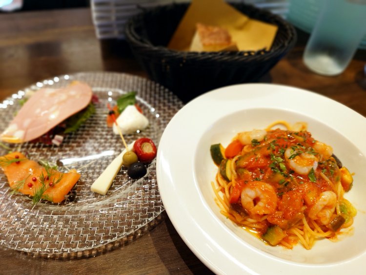 Pranzo B（前菜盛り合わせ、お好みのパスタ、エスプレッソ or 紅茶）1980円。