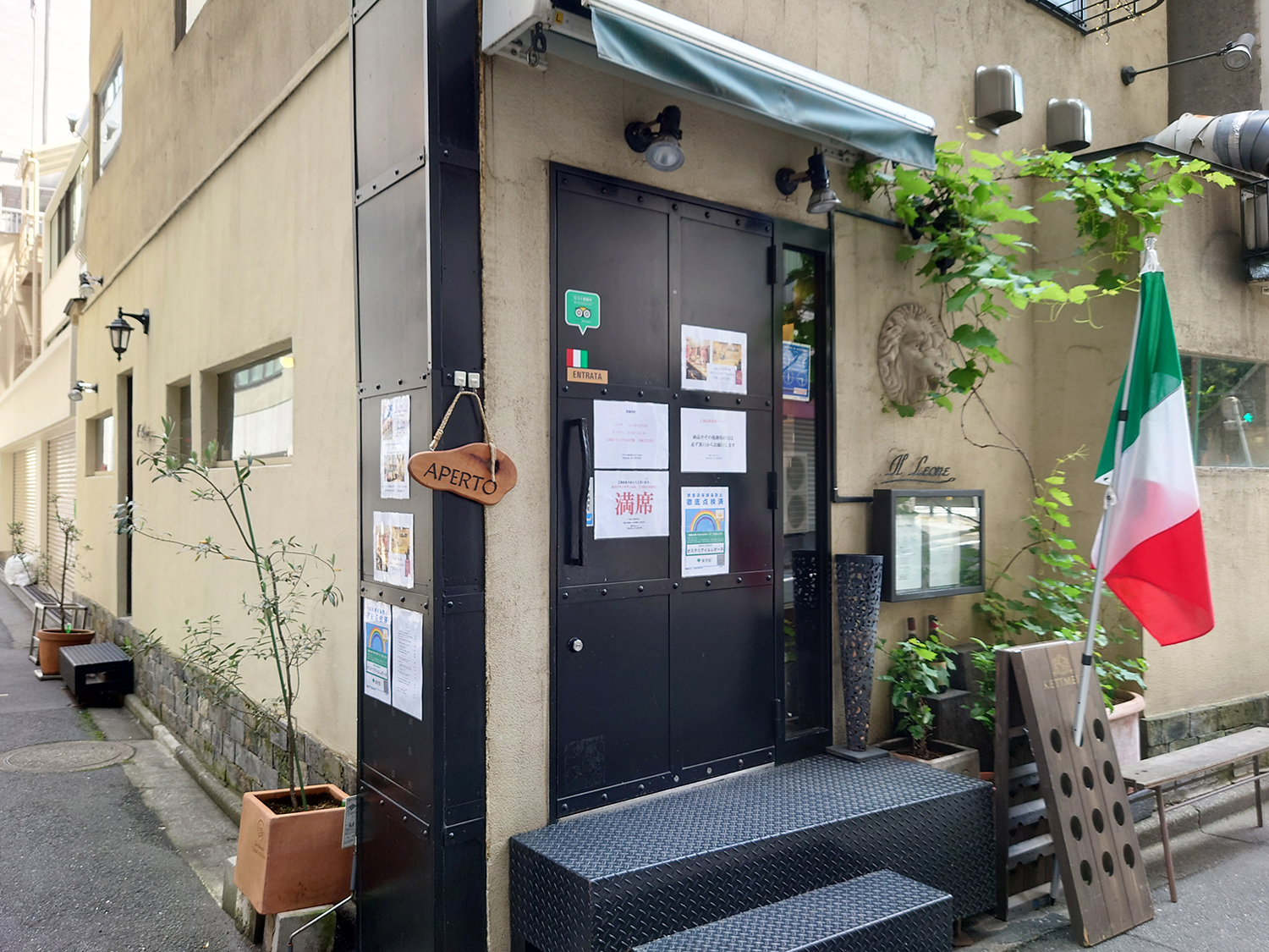 新宿御苑前駅1番出口から徒歩1分。旗のある右手が入り口、奥の左手が出口。
