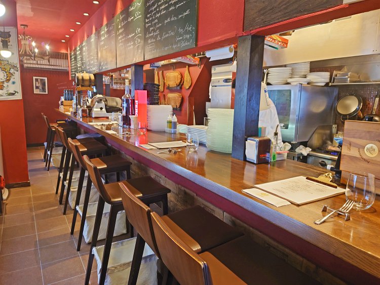 店内に入ると10席のカウンター。