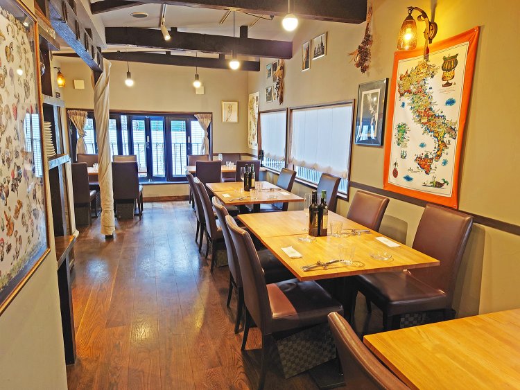 1階はカウンター10席、2階はテーブル20席。