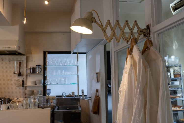 入り口のドアを開けてすぐ見える場所にあるドイツの古いランプ。