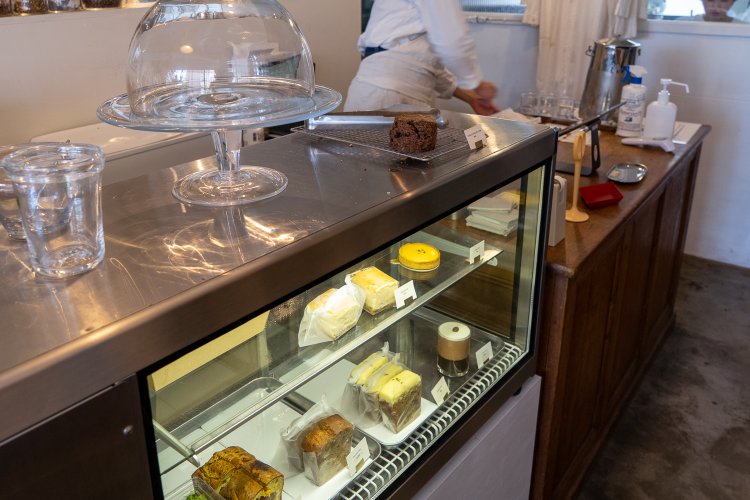 カウンターはフランスのアンティーク。その隣にある冷蔵ショーケースにはシンプルなスイーツ類が並ぶ。特にグラススイーツは人気。
