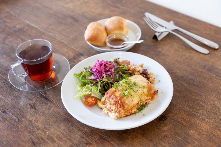 Set-A1980円のメインにラザニアをチョイス。他にもリヨン風サラダ、季節のポタージュ、野菜入り惣菜風ケーキのケークサレなど選択肢がに迷ってしまう。