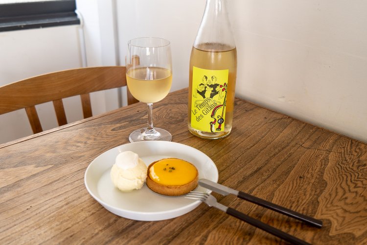 レモンチーズタルトは825円。レモンスプレッドの照り具合にワクワク。ビオワインは660円〜。