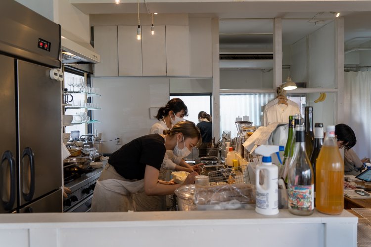 “ワークショップ”のコンセプトに合わせたオープンキッチン。キビキビ働くスタッフの姿も気分がいい。