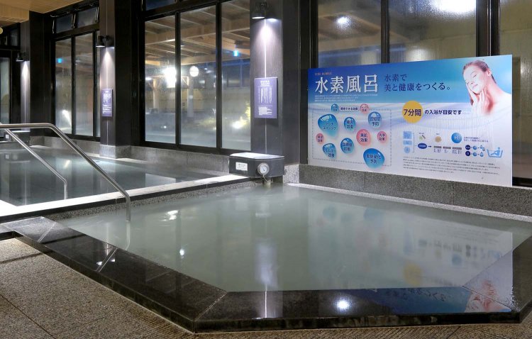 水素が溶け込んだ水素風呂。ファインバブルの泡も心地いい。