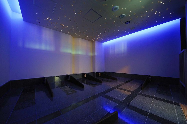 岩盤から放出される遠赤外線やマイナスイオンで体の内側から温められる。