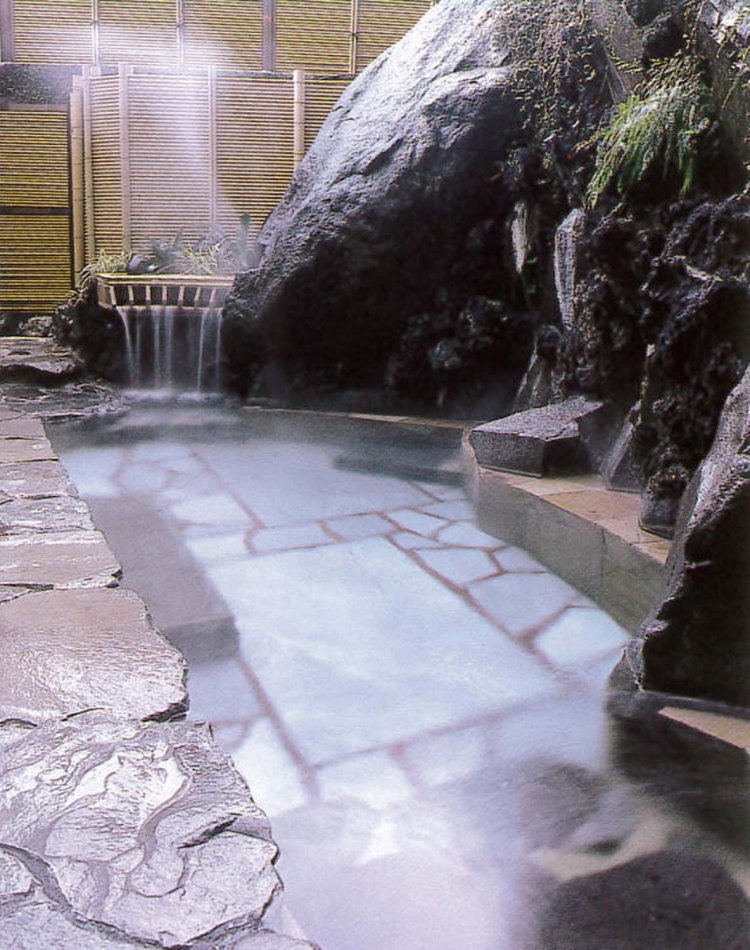早雲の湯にある露天風呂の合わせ湯。すべての源泉を合わせた贅沢な湯浴みが楽しめる。