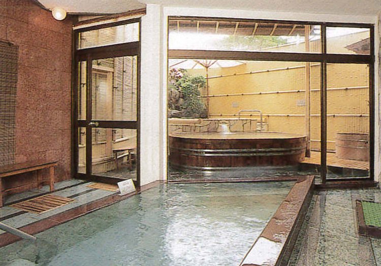 内湯には女性にうれしい美肌の湯が注がれている。