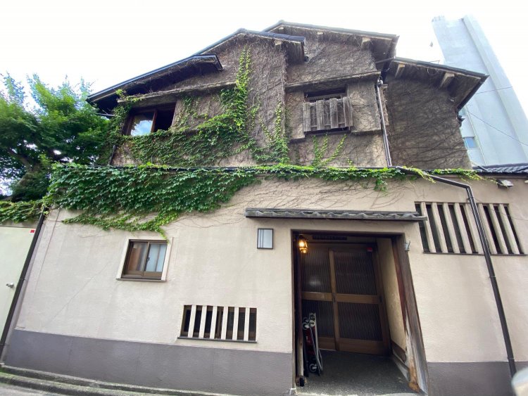 蔦の絡まりさえ品を感じる、年季の入ったお屋敷。