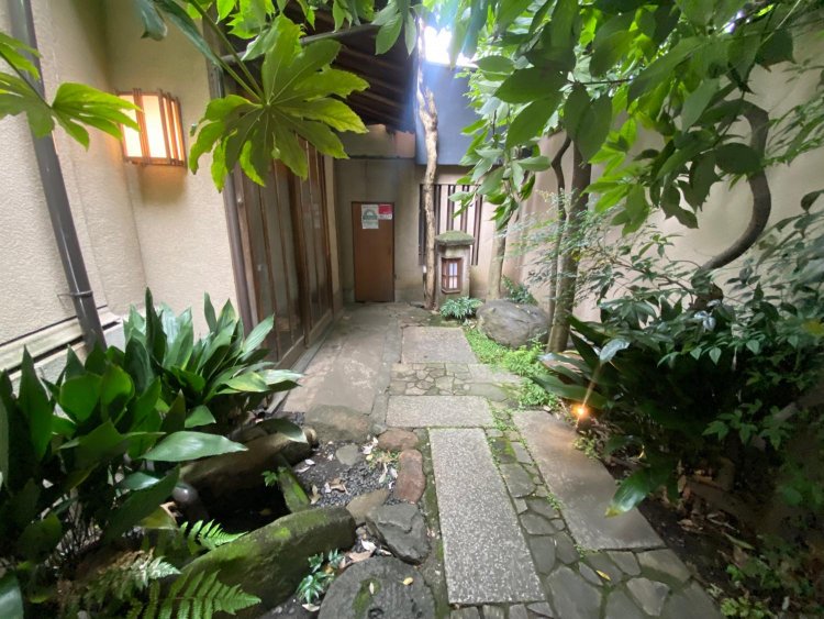 入り口から玄関までの奥ゆかしさに、つい背筋をピンとしてしまう。