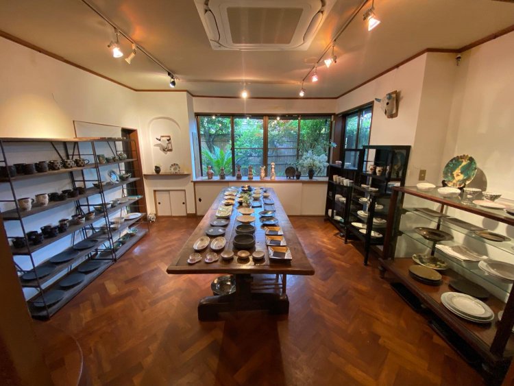 1階のギャラリースペース。窓から見える庭もおすすめ。「いやというほど二人展 伊藤千穂・苫米地正樹」2022/6/4-10。