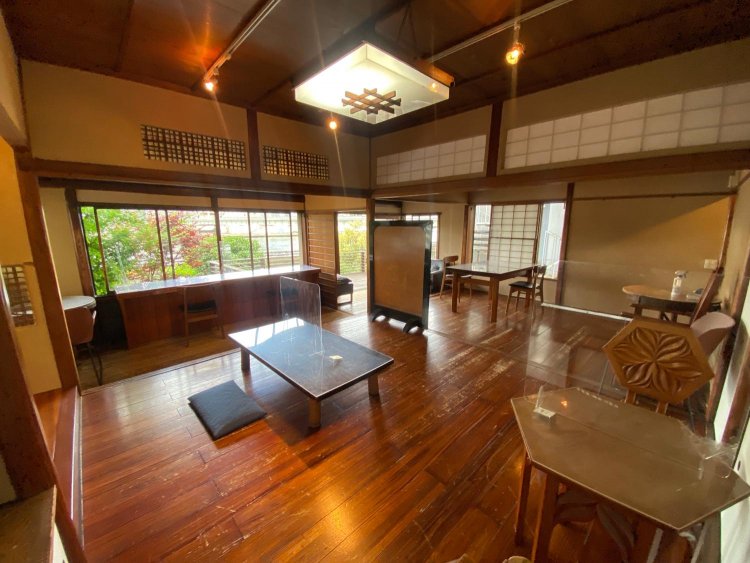 カフェやギャラリー、劇場などに様変わりする2階部分。趣のある家具や調度品にも目を奪われる。