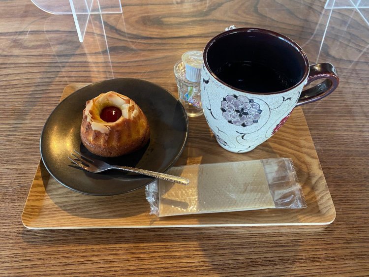 カフェでの自家製アーモンドケーキセット。贅沢な時間を味わえる。