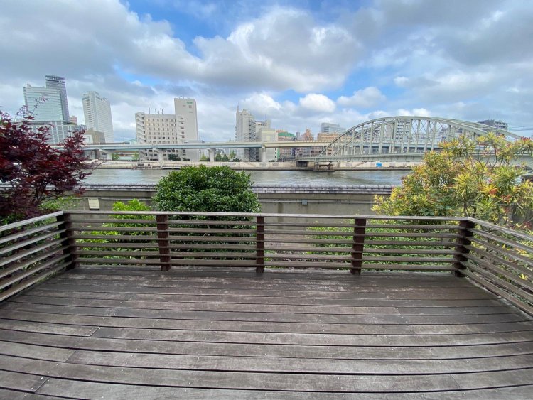 隅田川を一望できるバルコニーは、絶好の眺め。左手にはスカイツリーも。