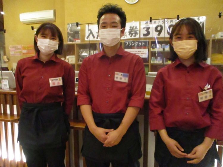 「皆様のお越しをおまちしておりまーす」と話す明るく楽しいスタッフたち。