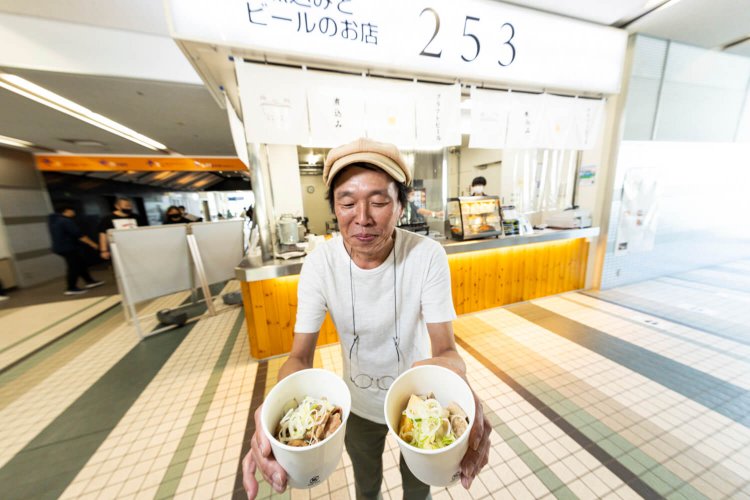 L-WING 2階の『253』で人気のもつ煮込み。味噌か塩かで迷ったけど、ええい、両方行っちゃえ！ 味噌500 円、塩600円。にんにく強めでクセになる味。