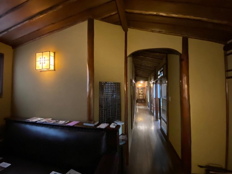 玄関を入ってすぐのスペース。天井や柱も粋。