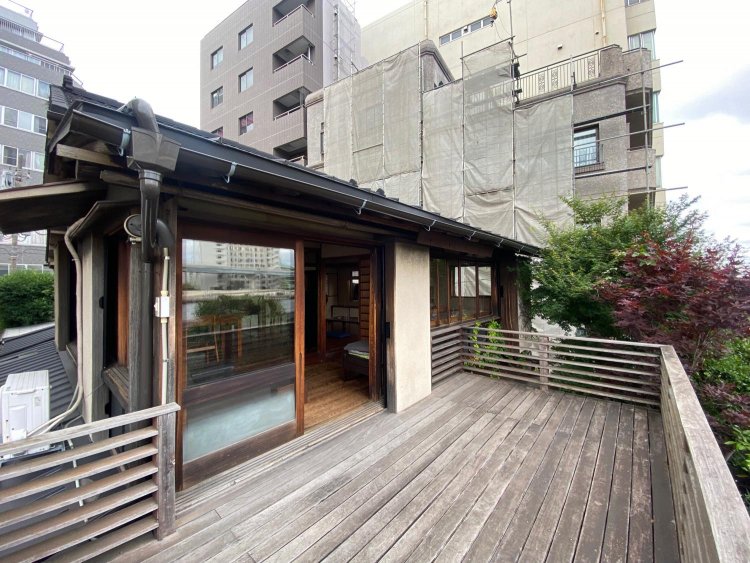 2階バルコニーから眺める屋敷も乙。ビルに囲まれ、ほんのりタイムスリップ感。