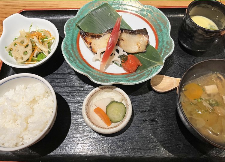 こちらも人気の「西京焼き御膳」1430円。この日はサワラの西京焼き。脂が乗って、冷めてもしっとり感をキープできるように考案した独自の西京焼きだ。