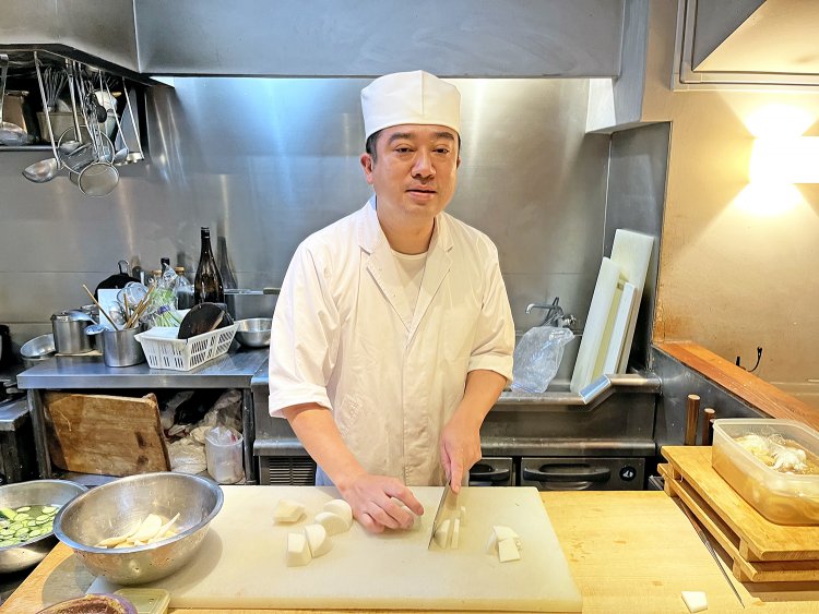 店主の芳賀博康さん。野菜の皮や、切れ端なども捨てずにお碗に入れたり、漬物などで活用し、「なるべく捨てない」努力も惜しまない。