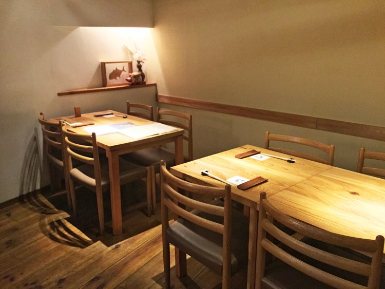 落ち着いた雰囲気の店内は、カウンターとテーブル席がある。