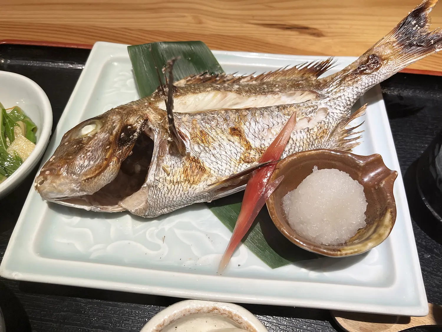 新宿三丁目 和味 りん でランチ 新鮮真鯛の塩焼きを丸ごと１尾食べられる産地直送の魚定食 さんたつ By 散歩の達人