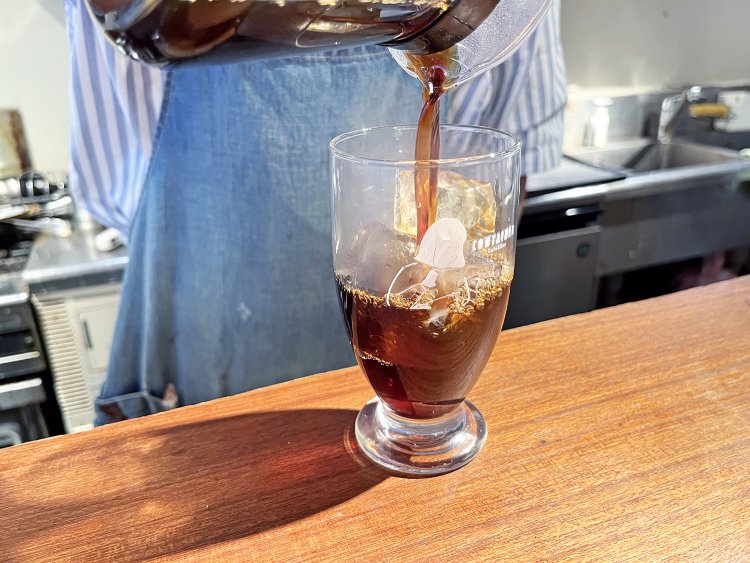 ハンドドリップで淹れてくれる、カフェイン97%カットのカフェインレスのアイスコーヒー710円。