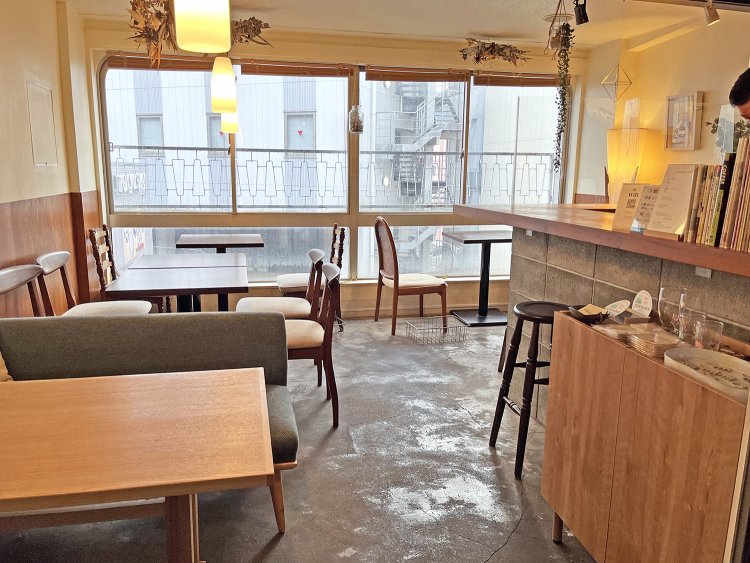 窓が広く、自然光が差し込む明るい店内。窓の柵の形がレトロでオシャレ。
