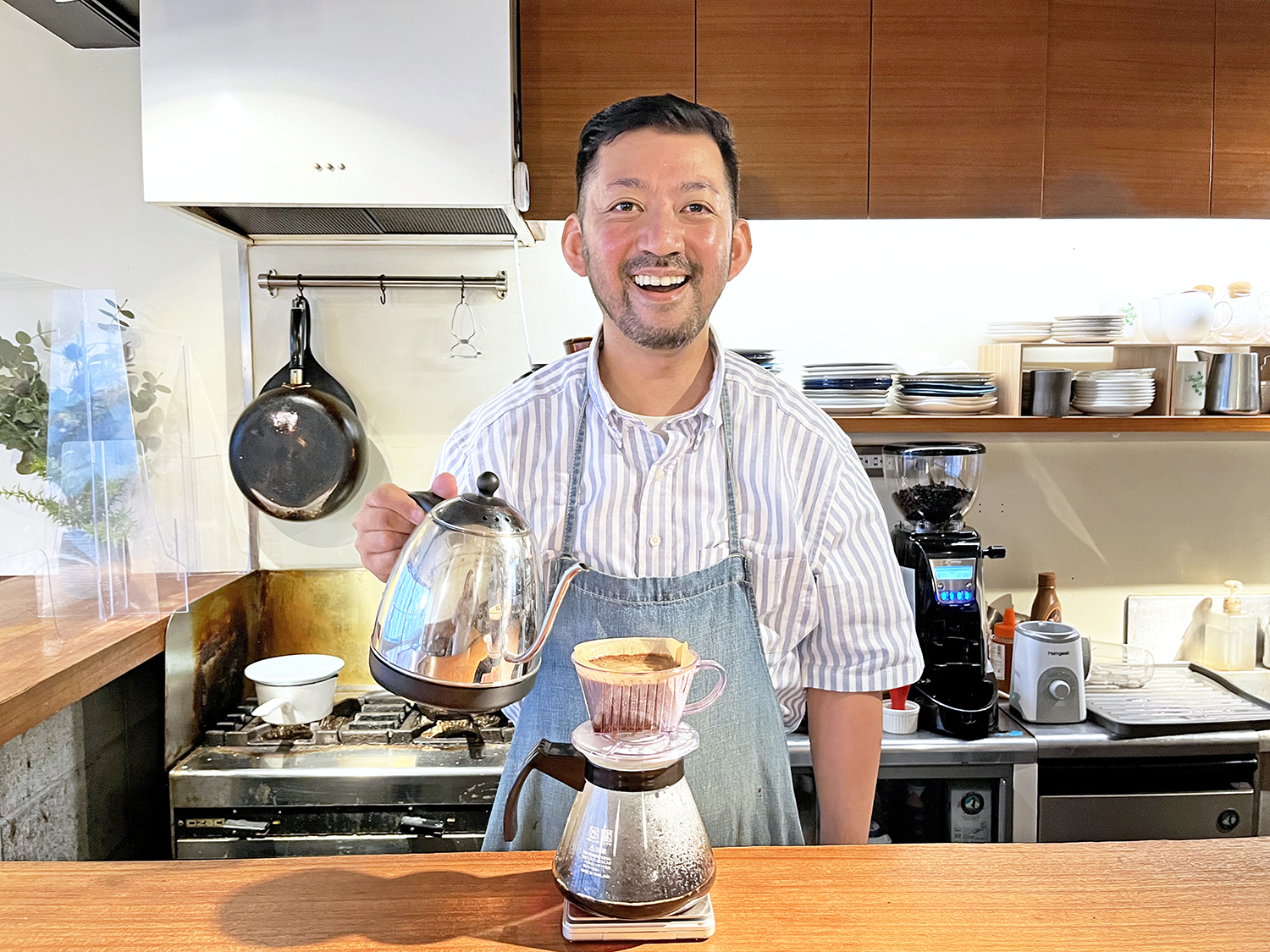 店主の尾上昌彦さんがハンドドリップで淹れてくれるコーヒー。店内がコーヒーのいい香りに包まれる。