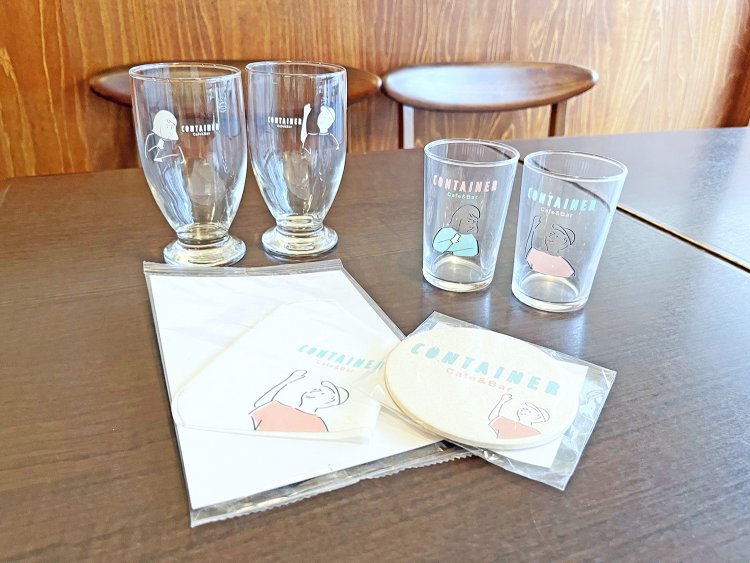 ネオングラス１個1690円、２個2970円、珪藻土コースター１個1690円、２個2970円、イラスト入りオリジナルマスク770円。