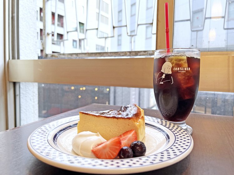 新宿三丁目 Container Cafe Bar 体にやさしいケーキとコーヒーでまったり 誰にも教えたくない隠れ家カフェ さんたつ By 散歩の達人