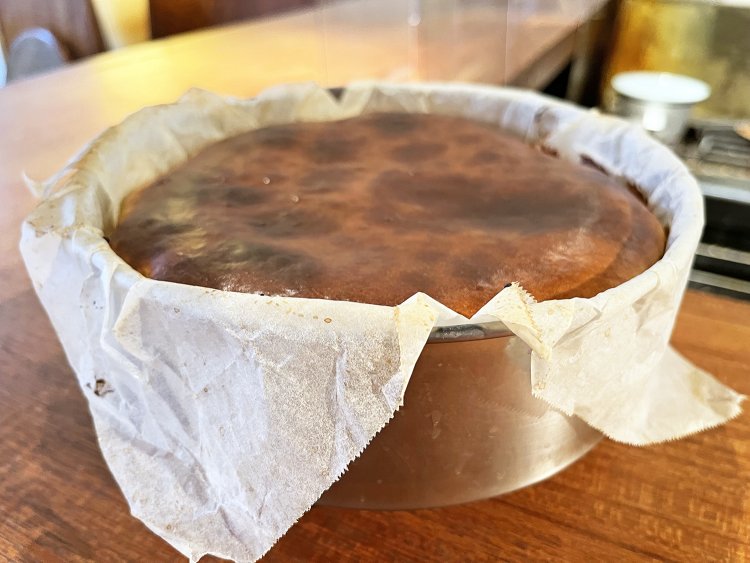 取材時にちょうど焼きあがった人気No. 1のバスクチーズケーキ。各ケーキは毎日１台ずつ焼く。