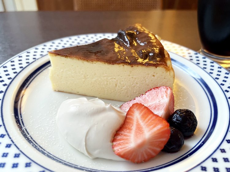 バスクチーズケーキ660円。濃厚なチーズの風味があるが中はとろ～りとした舌触り。