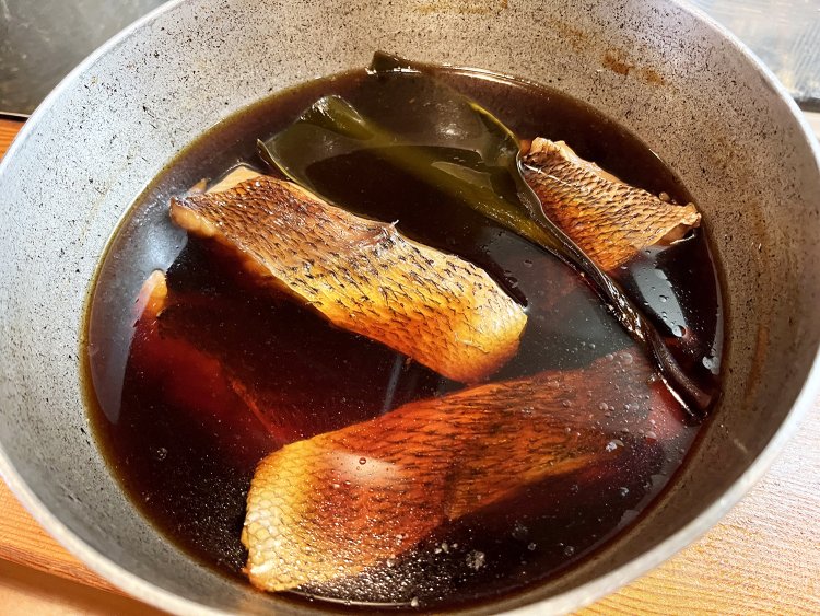 「おいしく煮るコツは、目が澄んでる新鮮な魚を買ってあまり長く煮過ぎないこと。放っておけば数時間で味がしみていくよ」とご主人。