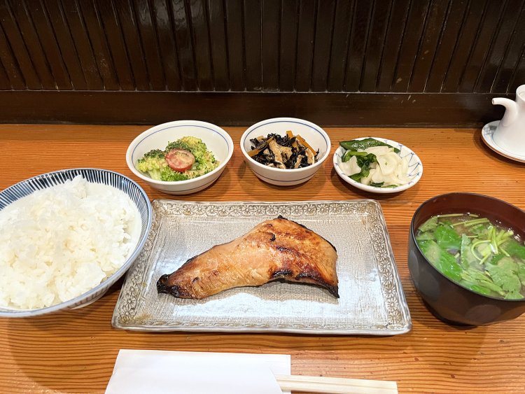 こちらは生鮭の照焼800円。分厚い鮭が出てきてこのお値段！　「もっと食べたければ主菜だけプラス500円で食べられますよ」と、てんてんさん。