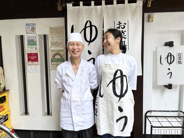 元気で明るいてんてんさんは、もともとお店に飲みに来ていた常連さん。「古くなったのれんをエプロンにしちゃった」と笑う。2人は息ぴったりだ。