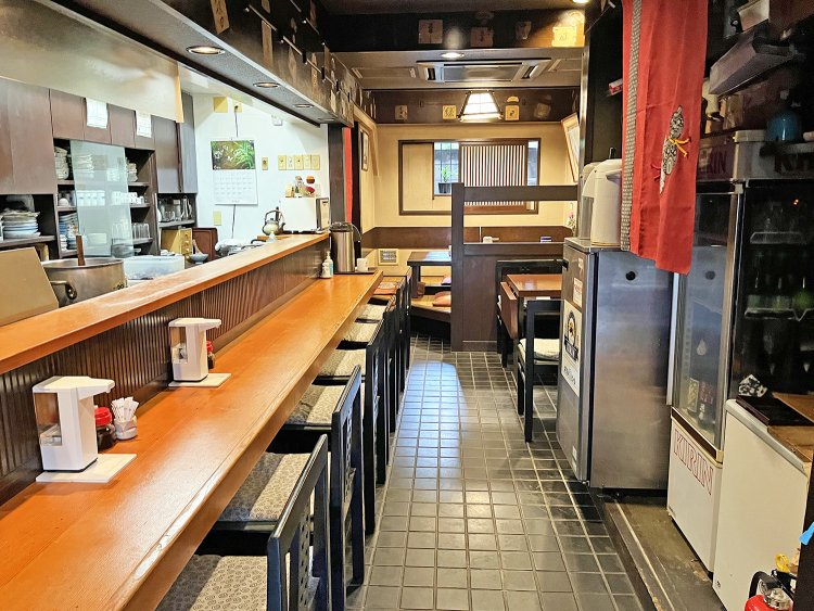 落ち着いた店内。美空ひばり『裏町酒場』のカラオケ映像のロケ地として使われたこともある。