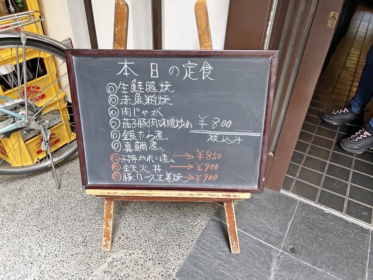 魚が中心の定食はどれにしようかときめくラインナップ。魚を選ぶのは決めていたが、焼き物か煮物で迷う。