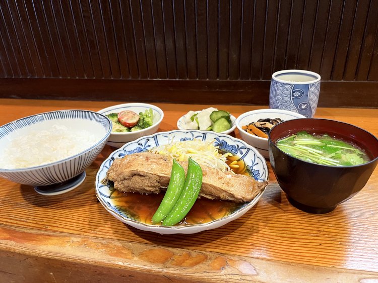 子持ちかれいの煮付けには豆もやしとスナップえんどうが飾られている。みつばとわかめがたくさん入った味噌汁、ひじき煮、きゅうりとかぶの漬物、野菜サラダ。