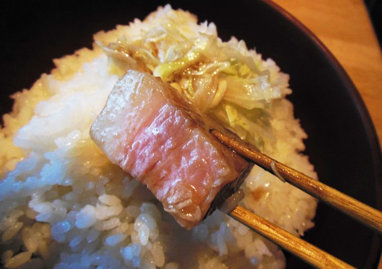 肉汁と生姜ソースのマリアージュがたまらなく美味。