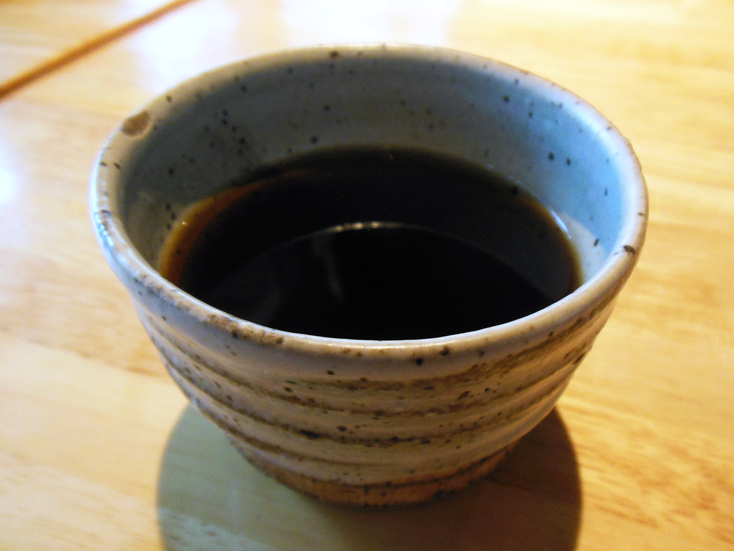 毎朝ドリップしているコーヒーをサービスで。店内で飲んでいかれる常連さんには陶器のカップで出している。