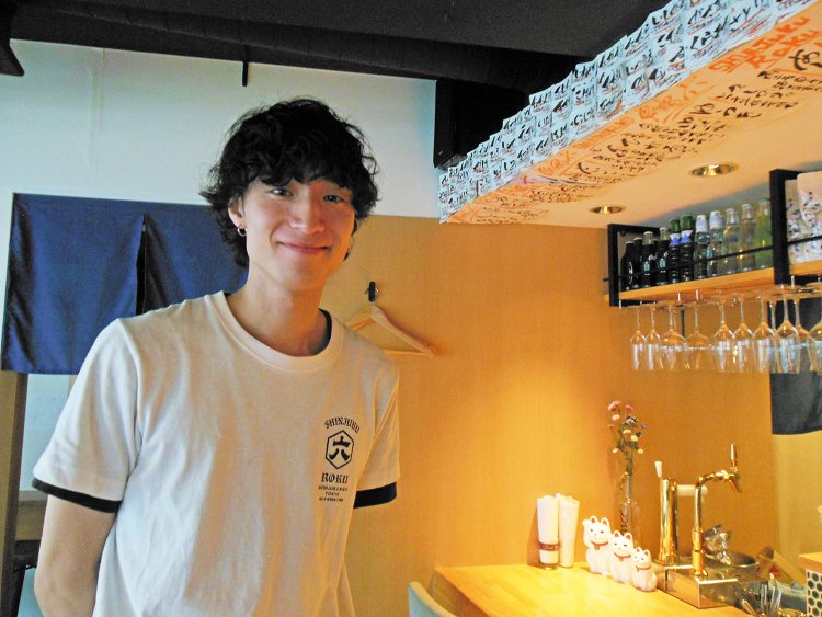 開店当初からホールを任されているたかひろさんは店の顔。小林さんにとって心強い相棒だ。