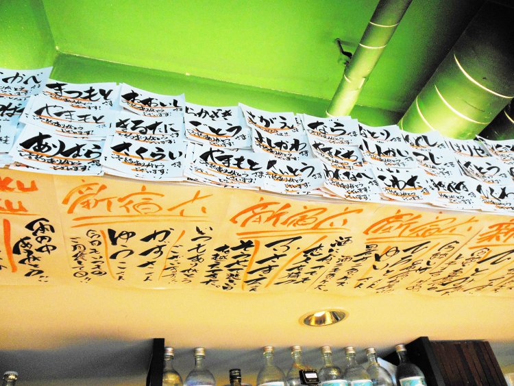 『新宿呑場 六』の絶品料理とフレンドリーな接客にほれ込むお客さんが後を絶たないのがよくわかる光景だ。