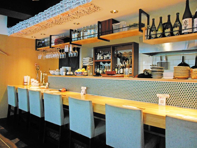 カウンター8席、テーブル3卓（10席）の他に、個室が1室（4席）。夜の予約は必須だ。